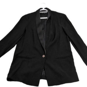 Chic black blazer